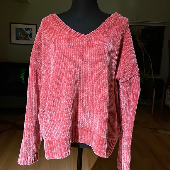 Super soft. Boxy fit. 23” length, v neck, 20” sleeve, 28” pit to pit - Picture 1 of 6